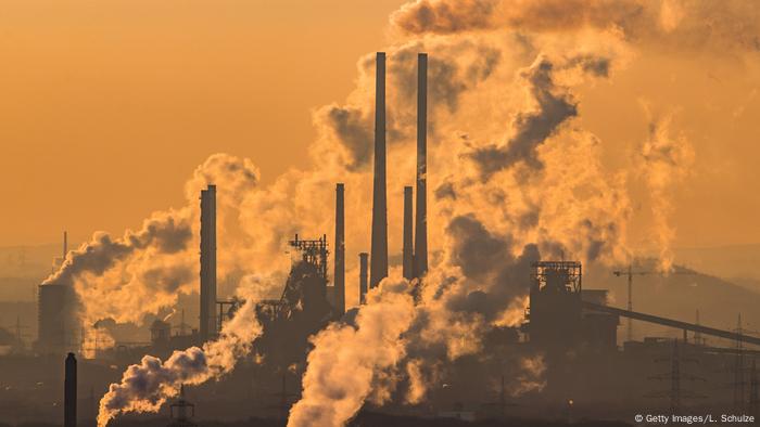 Deutschland Dampf und Abgase der Chemiefirma Oxea