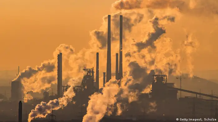 Deutschland Dampf und Abgase der Chemiefirma Oxea (Getty Images/L. Schulze)