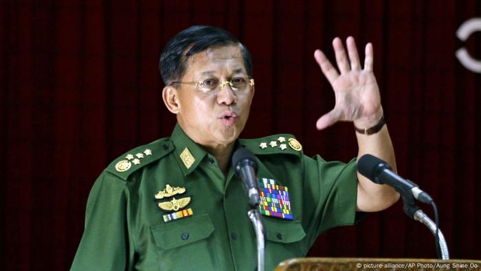 Facebook bans Myanmar army chief over Rohingya in unprecedented move | News  | DW | 28.08.2018