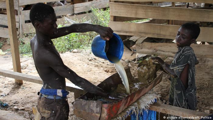 Ghana Kinderarbeit in Goldmine in Brong-Ahafo (picture-alliance/dpa/K. Palitza)