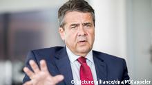 ARCHIV - Sigmar Gabriel (SPD), aufgenommen am 16.08.2017 in Berlin nach einem Interview. (zu dpa Und raus bist Du...oder auch nicht - das Ringen um die Topjobs vom 22.09.2017) Foto: Michael Kappeler/dpa +++(c) dpa - Bildfunk+++ | Verwendung weltweit
