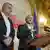 Der rumänische sozialdemokratische Parteichef Liviu Dragnea spricht mit Ministerpräsident Mihai Tudose
