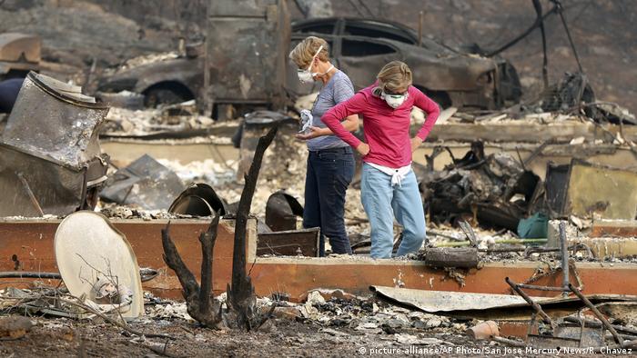 Two women, sort through the rubble of the property in Napa, California (picture-alliance/AP Photo/San Jose Mercury News/R. Chavez)