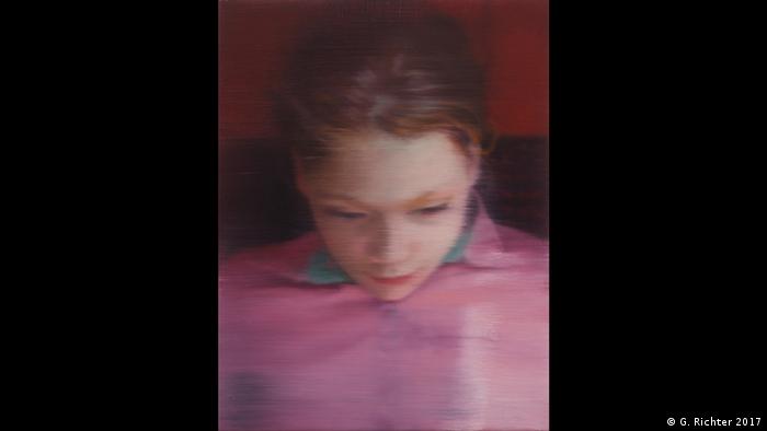 Ein Mädchen mit rosa Pulli blickt nach unten: Das Bild Ella von Gerhard Richter (G. Richter 2017)