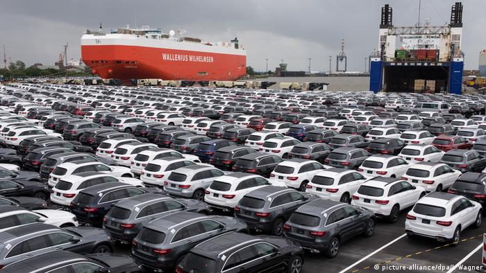 Deutschland Autoterminal der BLG Logistics Group in Bremerhaven | Mercedes Neuwagen
