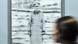 Eine Frau betrachtet das Bild "Onkel Rudi" von Gerhard Richter Eine Frau betrachtet das Bild "Onkel Rudi" von Gerhard Richter