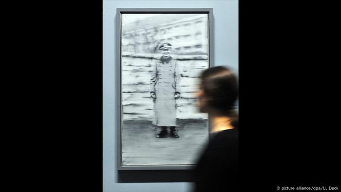 Eine Frau betrachtet das Bild Onkel Rudi von Gerhard Richter (picture alliance/dpa/U. Deck)