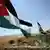 پلی بر فراز رود اردن با پرچم‌های فلسطین و اسرائیل (عکس از آرشیو)
