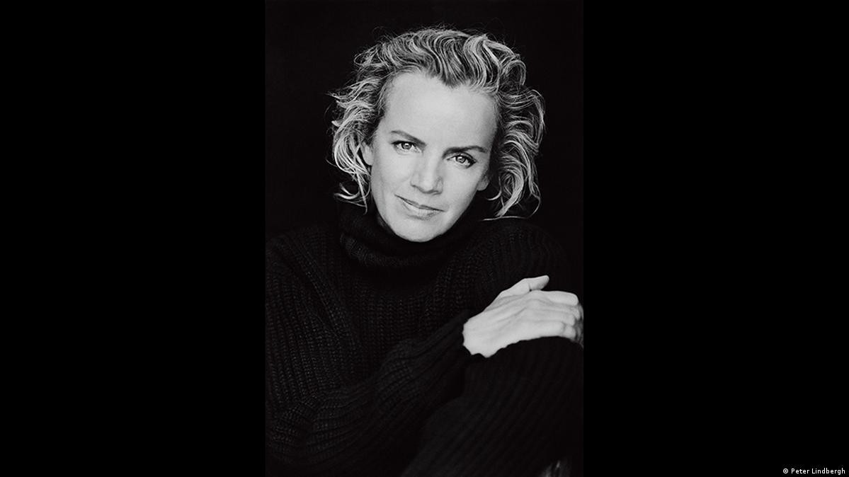 Jil Sander exhibition: Germany's influential 'Queen of Less' – DW – 11 ...