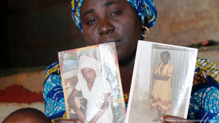 Nigeria | Mutter mit Fotos ihrer 2014 entführten Tochter