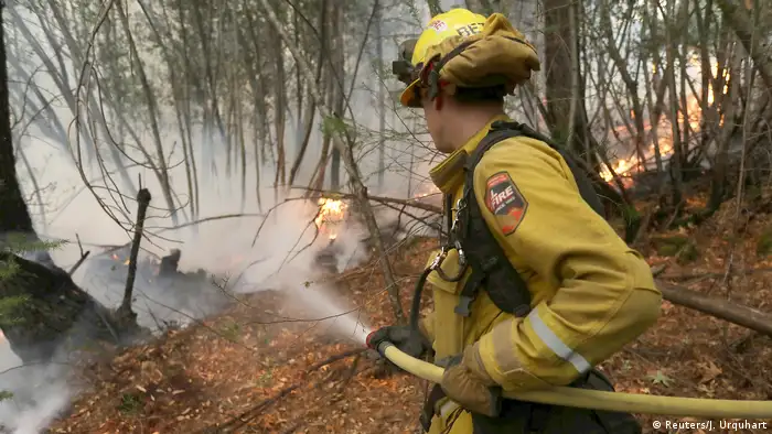 USA Feuerwehr bekämpft Brände in Calistoga