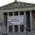 Österreich, Parlamentsgebäude Nationalrat in Wien im Stil eines griechischen Tempels. Plakat fordert zum Abstimmen auf