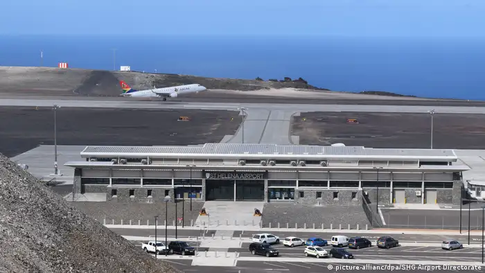St. Helena neuer Flughafen eingeweiht (picture-allianc/dpa/SHG Airport Directorate)