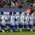 Bundesliga - Hertha gegen Schalke: Hertha Spieler knien vor Anpfiff des Spiels