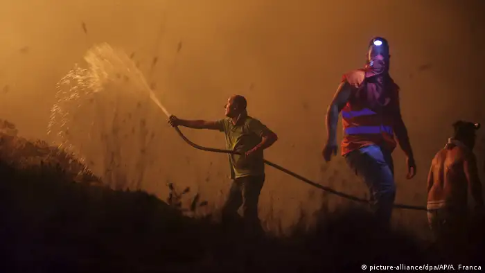 Al menos 27 personas han muerto en los incendios que afectan desde el domingo al centro y norte de Portugal, según un balance actualizado por la portavoz de Autoridad Nacional de Protección Civil, Patrícia Gaspar. (16.10.2017).