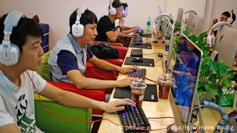Mehrere Chinesen sitzen vor Computern in einem Internet-Cafe in Peking.