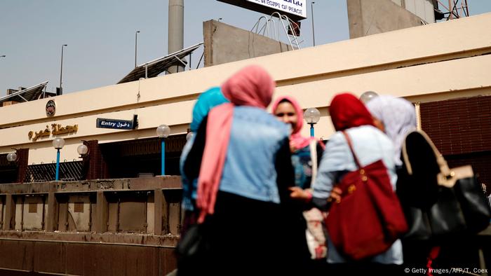 سيدات مصريات بإحدى محطات مترو الأنفاق بالقاهرة