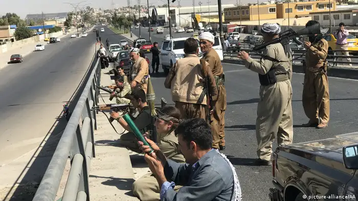 Cientos de familias kurdas abandonaron la ciudad de Kirkuk rumbo a Kurdistán, tras irrupción de fuerzas iraquíes que enfrentaron a tropas kurdas peshmerga. Alemania suspendió entrenamiento de milicias. 16.10.2017