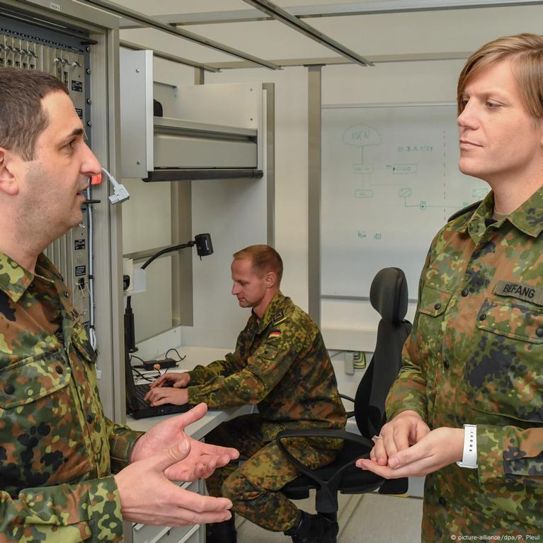 Homem trans obtém dispensa do exército como forma de exercer seus