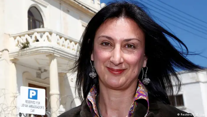 La periodista maltesa Daphne Caruana Galizia, que co-investigó Papeles de Malta y reveló que Malta era un paraíso fiscal, falleció en atentado en coche-bomba en Bidnija, en el norte de la isla. Matan a periodista que divulgó corrupción en “Papeles de Malta”. 16.10.2017