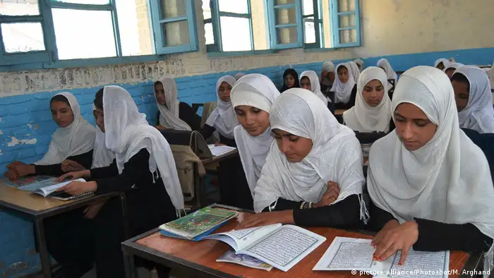 Afghanistan - Schule - Mädchen (picture alliance/Photoshot/M. Arghand)