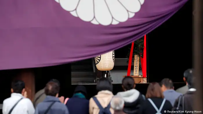 Japan Abe schickt Opfergabe an Yasukuni Schrein