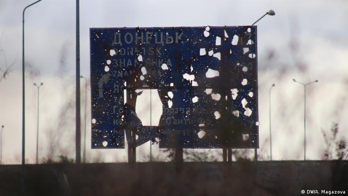 Дорожный указатель в Донецкой области со следами боев