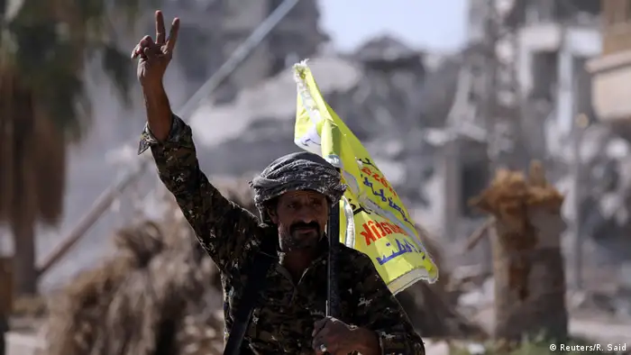 Las Fuerzas Democráticas de Siria (SDF), una alianza encabezada por milicias kurdas, liberó hoy totalmente la ciudad de Al Raqa, antiguo bastión de la milicia terrorista Daésh, autodenominada Estado Islámico (EI), en el noroeste de Siria, informó este martes (17.10.2017) el portavoz de las SDF, Talal Silo. (17.10.2017).