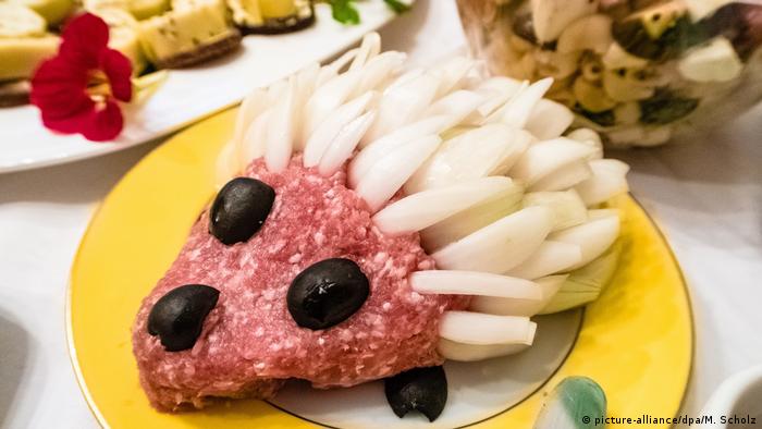 A hedgehog made out of raw meat (picture-alliance/dpa/M. Scholz)