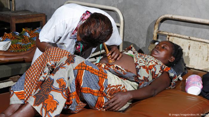 Eine Schwangere liegt auf einem rostigen Metallbett, während sie von einer Ärztin am Bauch abgehorcht wird. Aufgenommen wurde das Foto im Krankenhaus Matamba-Solo, Kawango-Distrikt, republik Kongo