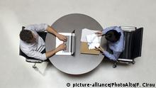 Interns working in shared office space | Verwendung weltweit, Keine Weitergabe an Wiederverkäufer.