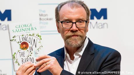  George Saunders hält sein Buch Lincoln in the Bardo hoch 