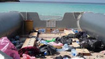 Schlauchboot am Strand von Lampedusa gefüllt mit Abfällen der FLüchtlinge