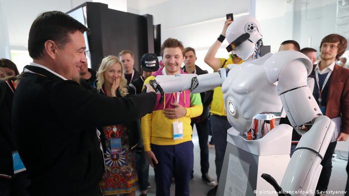 Губернатор Московской области Андрей Воробьев осматривает робота на ВФМС в Сочи