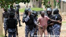 LOME, TOGO - OCTOBER 18: Security forces of Togo take a protester into custody during a demonstration, demanding President Faure Gnassingbe's resignation and reforms on constitution, in Lome, Togo on October 18, 2017. Alphonse Logo / Anadolu Agency | Keine Weitergabe an Wiederverkäufer.
