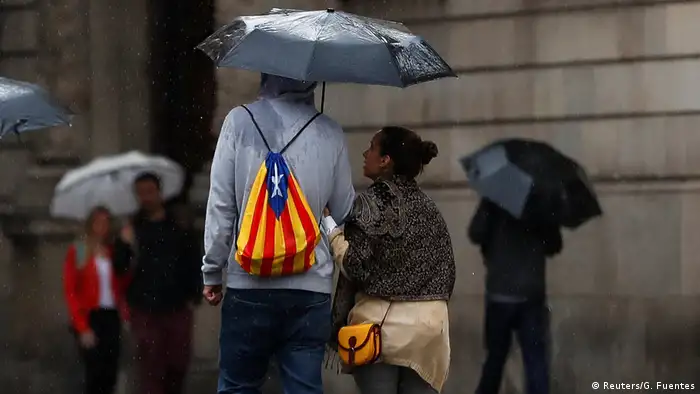 Spanien Katalonien Ultimatum Symbolbild Fußgänger in Barcelona