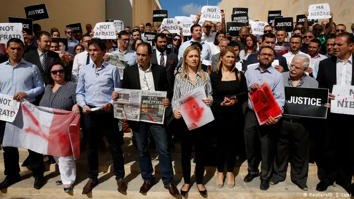 Matthew Caruana Galizia, hijo de Daphne, la periodista asesinada esta semana en un atentado, reitera acusación de que “el Ejecutivo maltés es cómplice en un país mafioso”. El primer ministro ha rechazado la sindicación. 19.10.2017