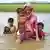 Bangladesch Rohingya Flüchtlinge mit Kindern