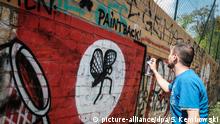 Seniman Graffiti di Berlin Melawan Simbol Nazi di Dinding