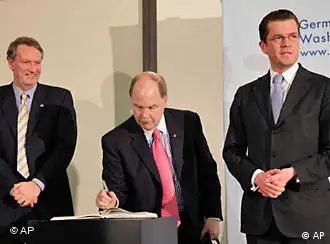 古腾贝格部长（右）、通用执行总裁瓦格纳（左）和通用首席执行官弗雷德里克