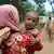Refugiados rohinyá llegan a un campamento en Bangladés.