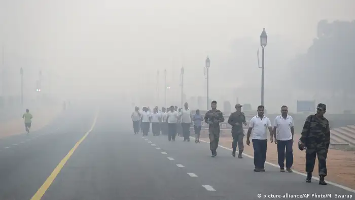 Indien Smog in Neu-Delhi | Soldaten
