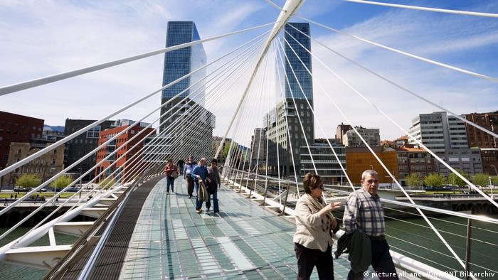 Zubizuri Brücke - Reiseziel Bilbao (picture alliance/DUMONT Bildarchiv)
