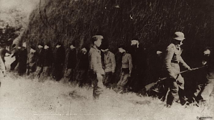 Seize jeunes aux yeux bandés attendent leur exécution par les forces allemandes à Smederevska Palanka, en Serbie, le 20 août 1941