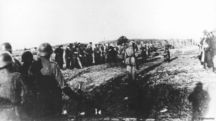 Des hommes serbes de Kragujavac enregistrés avant d'être abattus en représailles le 21 octobre 1941