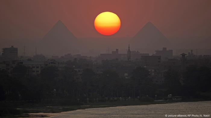 Ägypten Pyramiden von Gizeh am Nil (picture-alliance/AP Photo/A. Nabil)