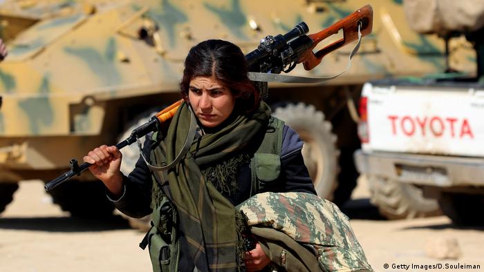 Eine Kämpferin der SDF (Archivbild)