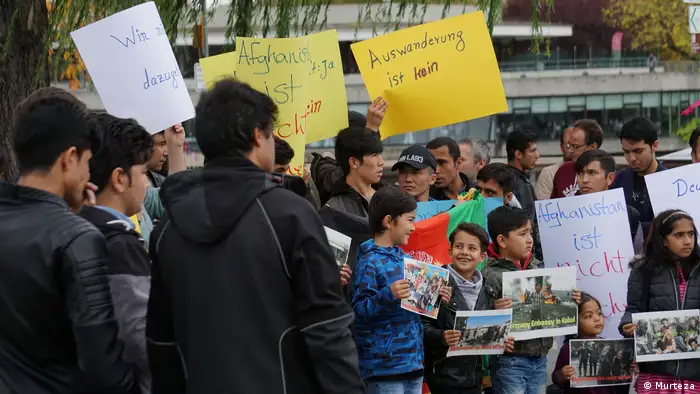 Deutschland Proteste gegen Abschiebung von Afghanen in Böblingen (DW/Murtaza Majidi)