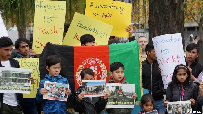 Deutschland Proteste gegen Abschiebung von Afghanen in Böblingen (DW/Murtaza Majidi)