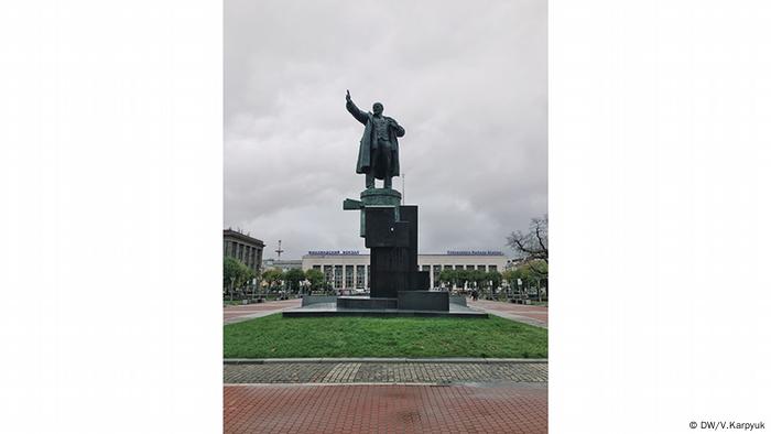 The most famous monument to Lenin in St. Petersburg is a monument near the Finnish Way.